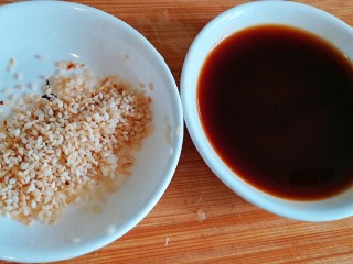 11、椒香辣子鸡,白芝麻炒熟，生抽、蚝油加一勺清水调成酱汁