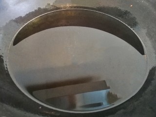 12、椒香辣子鸡,热锅倒入菜籽油，大火烧至8成熟（放入筷子起大量泡泡即可）