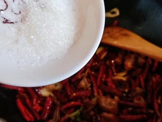 19、椒香辣子鸡,倒入白糖提鲜，综合一下辣味