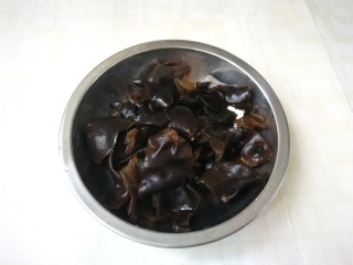 2、西葫芦炒木耳,清洗干净，撕成小块