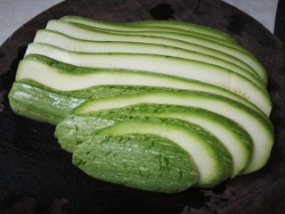 5、西葫芦炒木耳,切成片