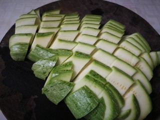 6、西葫芦炒木耳,再斜着切成菱形片