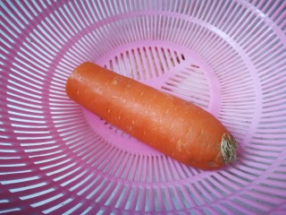 8、西葫芦炒木耳,胡萝卜洗净削去皮