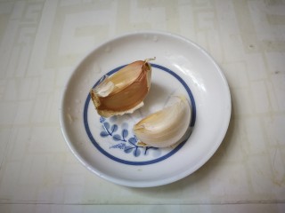 10、西葫芦炒木耳,蒜瓣剥去皮