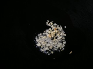 12、西葫芦炒木耳,热锅凉油放入蒜粒