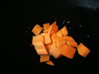 14、西葫芦炒木耳,放入胡萝卜