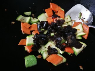 18、西葫芦炒木耳,放入黑木耳