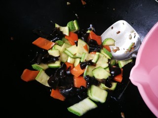 20、西葫芦炒木耳,从锅周边淋入一勺水，盖上锅盖焖一分钟