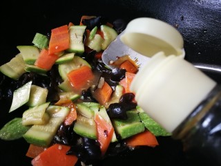 22、西葫芦炒木耳,放入一勺生抽