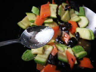 24、西葫芦炒木耳,放入少许糖，翻炒均匀