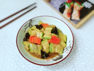 25、西葫芦炒木耳,出锅盛盘