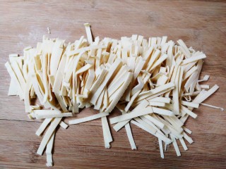 2、洋葱百叶丝,百叶切成丝