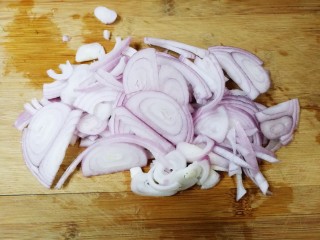 6、洋葱百叶丝,洋葱剥去皮，切成丝