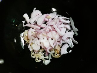 8、洋葱百叶丝,翻炒出香味