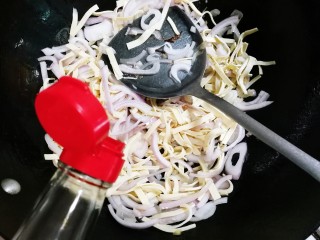 10、洋葱百叶丝,放入一勺生抽