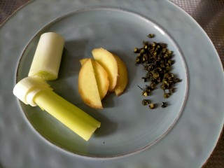 2、麻辣鸭边腿,大葱,生姜,花椒