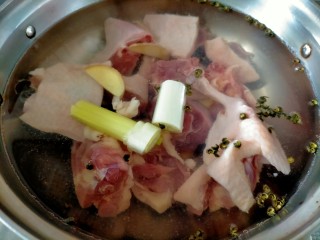 3、麻辣鸭边腿,锅里加纯净水,上面准备好的调料和鸭块,开大火烧开