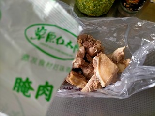 5、麻辣鸭边腿,找一个干净的塑料袋装鸭块,有密封袋更好,倒入水煮肉片调料包里面的腌肉包