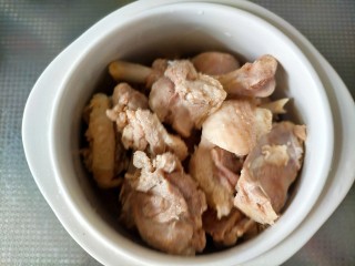 8、麻辣鸭边腿,将鸭块放入炖盅中