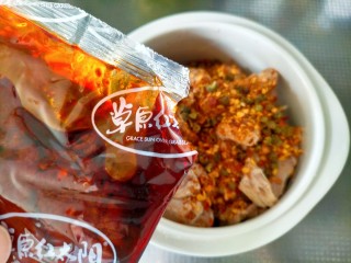 10、麻辣鸭边腿,倒入麻辣包,我用了一半