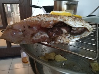 3、柠香烤马面鱼,马面鱼肚子比较小，把香菇切小块撒上你喜欢的调料和少量盐塞进去