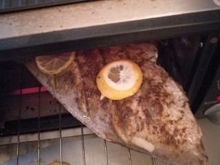 5、柠香烤马面鱼,翻过来的这面放上柠檬就好了，烤箱预热十分钟。我家的烤箱功率较小，一斤的马面鱼需要烤20分钟。