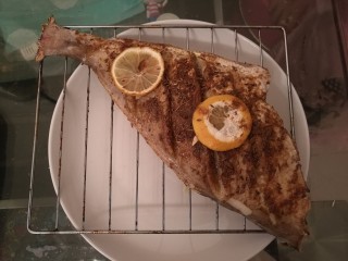 6、柠香烤马面鱼,然后，吃的时候你会发现，经过所有除腥的步骤，加上柠檬，是不会有人吐槽不好吃的（这个柠檬选的不太美哈，凑合看哈）