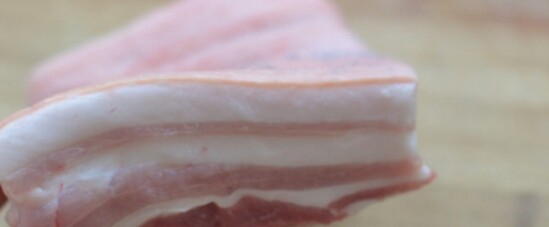 1、湖南梅干菜扣肉,第一部选用带有五花三层五花肉