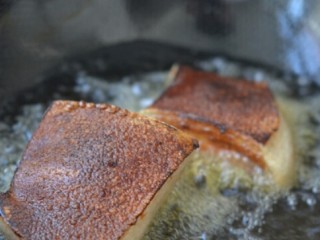 4、湖南梅干菜扣肉,油温烧高一点,放进去炸成虎皮