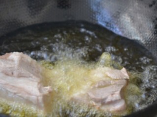 5、湖南梅干菜扣肉,正面反面炸金黄色,捞出泡凉水