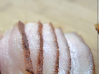 6、湖南梅干菜扣肉,改刀切成2之3厘米肉片,加上面的调料拌匀,摆在碗里把炒好的梅干菜放在上面,入蒸笼蒸一到两个小时,也可以放入高压锅压20分钟即可。