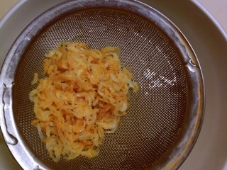 5、清炒冬瓜片,用滤网过滤一下备用