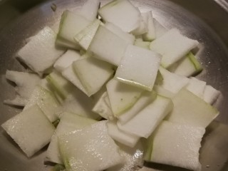 9、清炒冬瓜片,放入冬瓜片