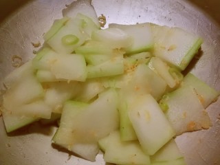 10、清炒冬瓜片,翻炒至变色