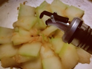 14、清炒冬瓜片,倒入芝麻油增香