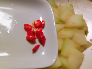 15、清炒冬瓜片,放入红尖椒圈  关火