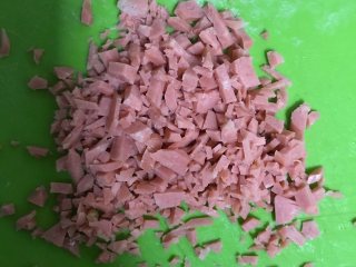 2、快手早餐—火腿蛋饼,切成碎末。