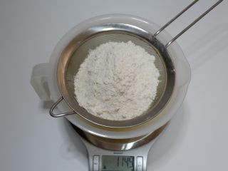 6、快手早餐—火腿蛋饼,加入面粉 