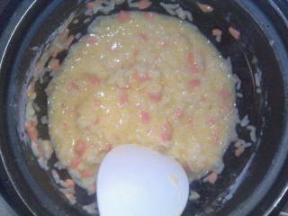 8、快手早餐—火腿蛋饼,将切好香肠放入搅拌均匀。