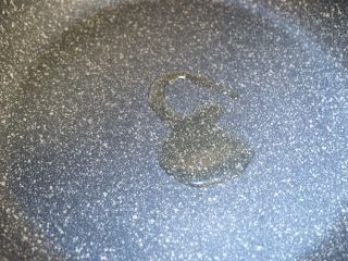 9、快手早餐—火腿蛋饼,平底锅中倒入少许油。