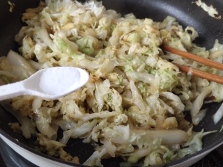 8、快手~醋熘白菜,就可以加入食盐。