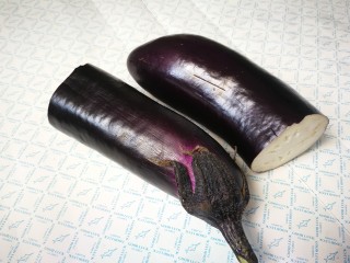 1、豇豆烧茄子,茄子洗净去掉头尾
