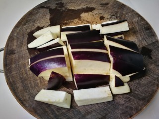 2、豇豆烧茄子,切成片再切成条