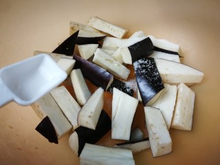 3、豇豆烧茄子,放入一小勺盐拌匀腌制十分钟