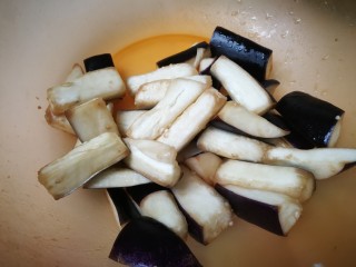 4、豇豆烧茄子,腌制至出水,滤掉水