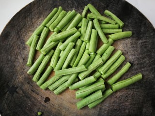 6、豇豆烧茄子,切成段