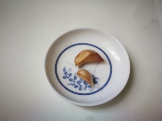 9、豇豆烧茄子,蒜瓣剥去皮