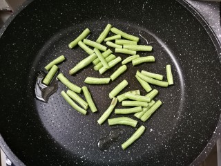 11、豇豆烧茄子,热锅放入花生油,放入豇豆
