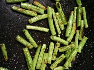 12、豇豆烧茄子,煎至表面微黄盛出来