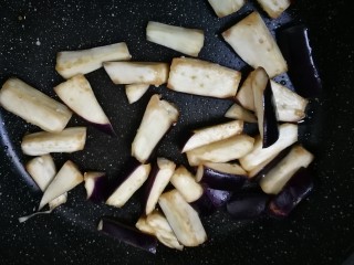 13、豇豆烧茄子,放入茄子